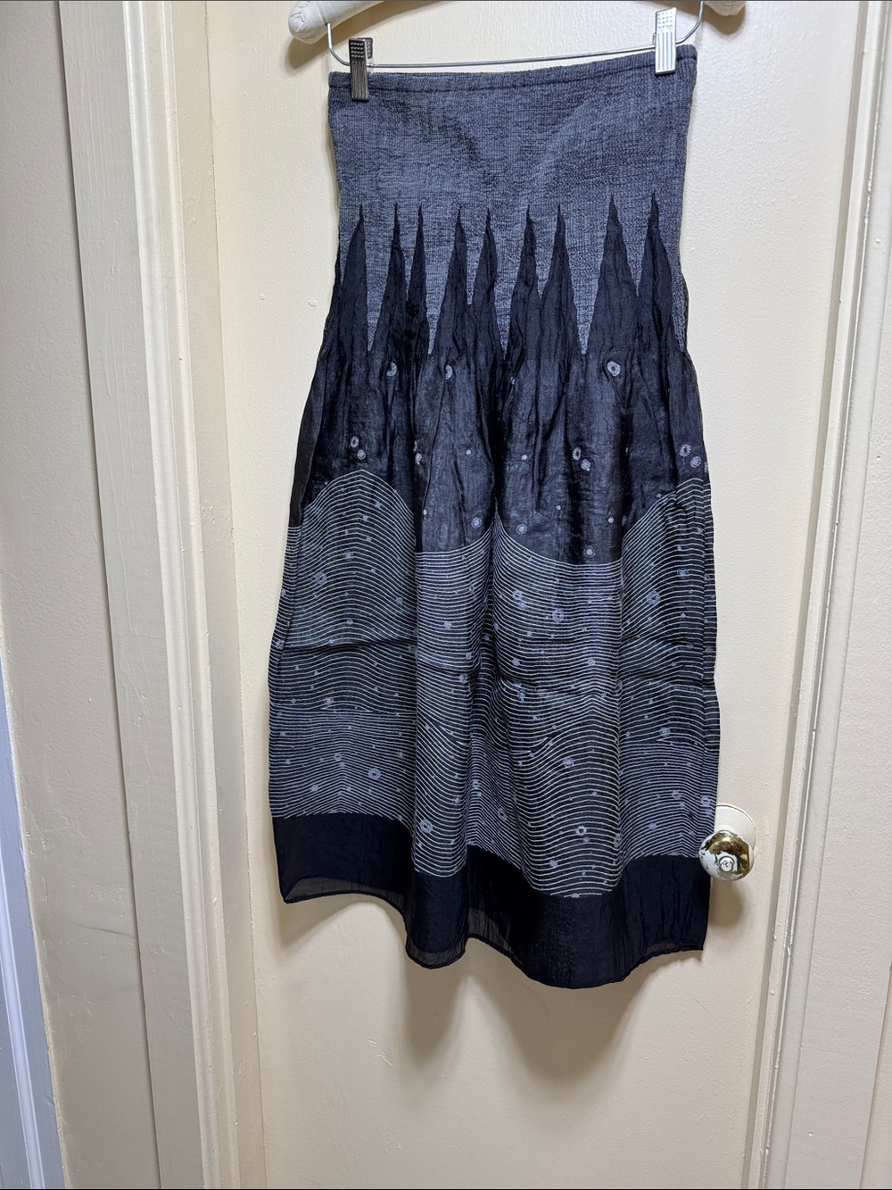Lapis Black and Gray Wave-Pattern Midi Skirt